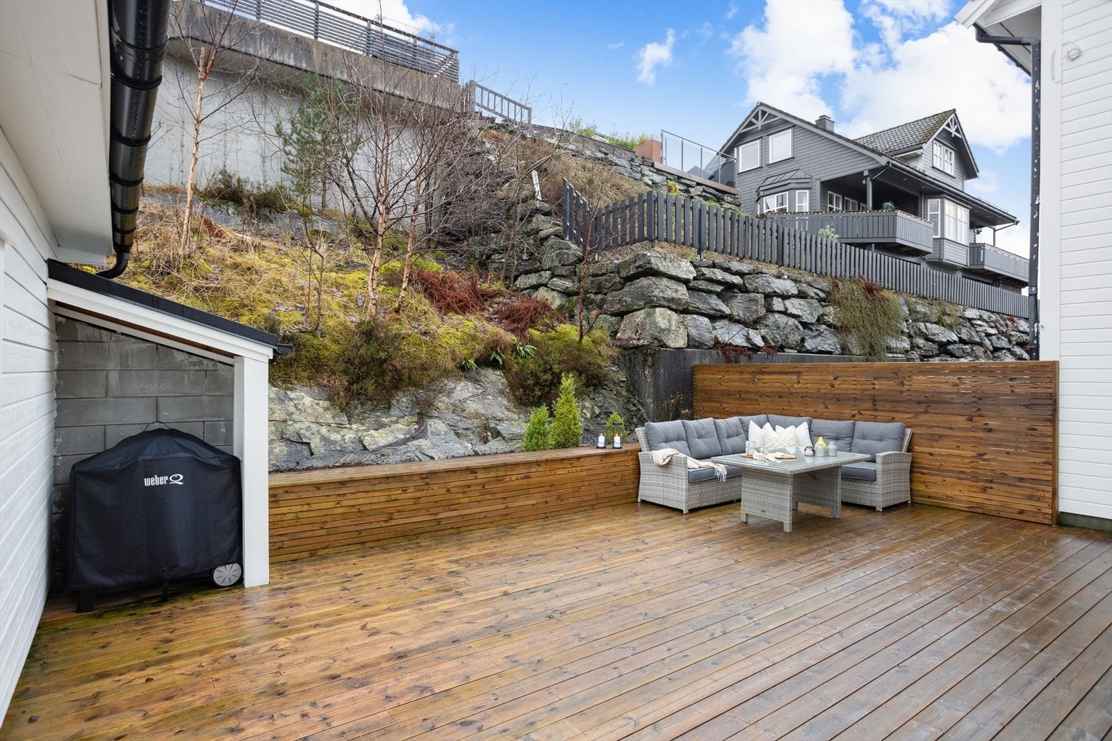 Fra inngangspartiet og garasjen er det direkte tilkomst til en stor, lun og skjermet markterrasse på hele 42 kvm - perfekt for hyggelige stunder utendørs. Galleribilde