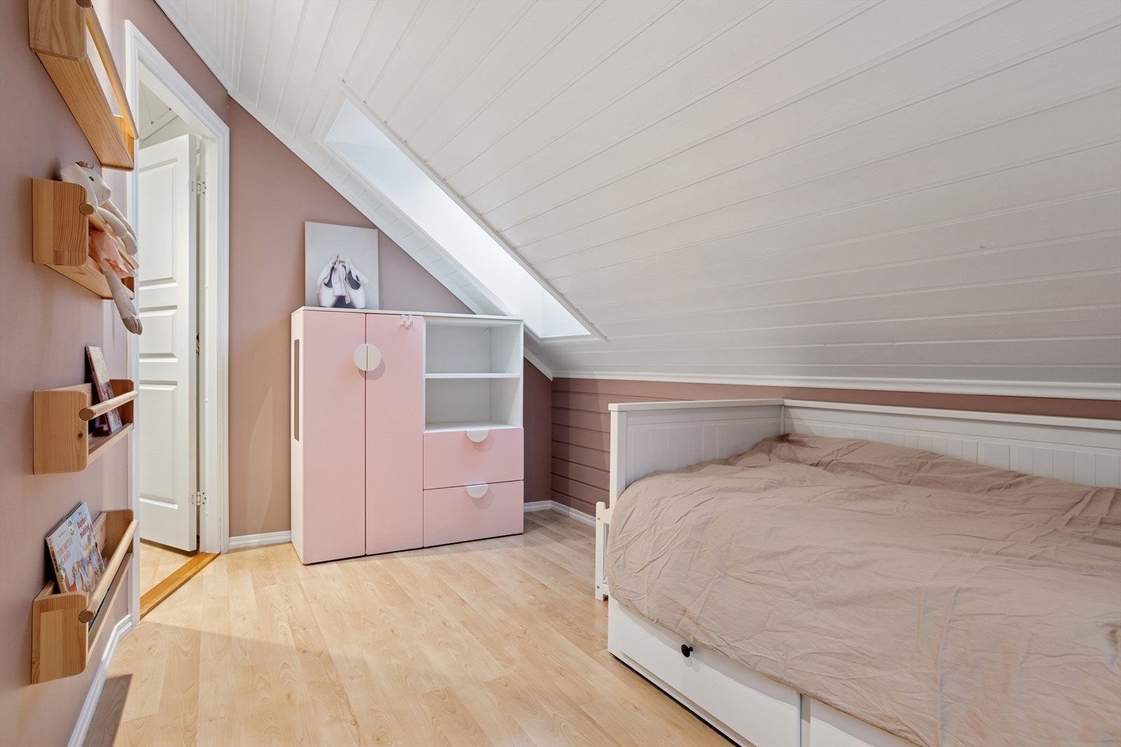 Det andre rommet er noe mindre og passer perfekt som barnerom, gjesterom eller et hjemmekontor - fleksibilitet som dekker ulike behov. Galleribilde