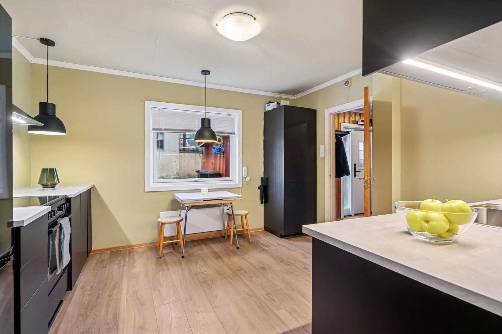 Det er ikke montert en sprutsikker plate mellom benk og overskap, ingen komfyrvakt eller elektronisk waterstopfunksjon under benken. Galleribilde