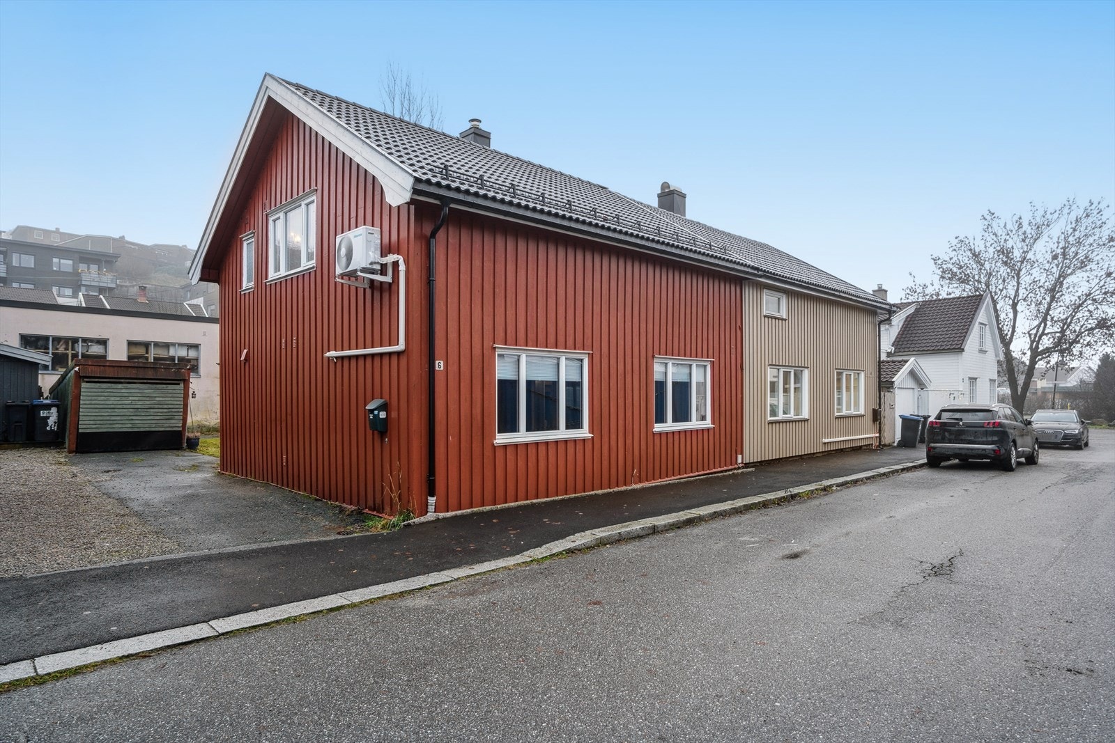 Nabolaget preges av en blanding av eldre og nyere bebyggelse, med trær langs gatene og hager som skaper en hyggelig atmosfære. Galleribilde