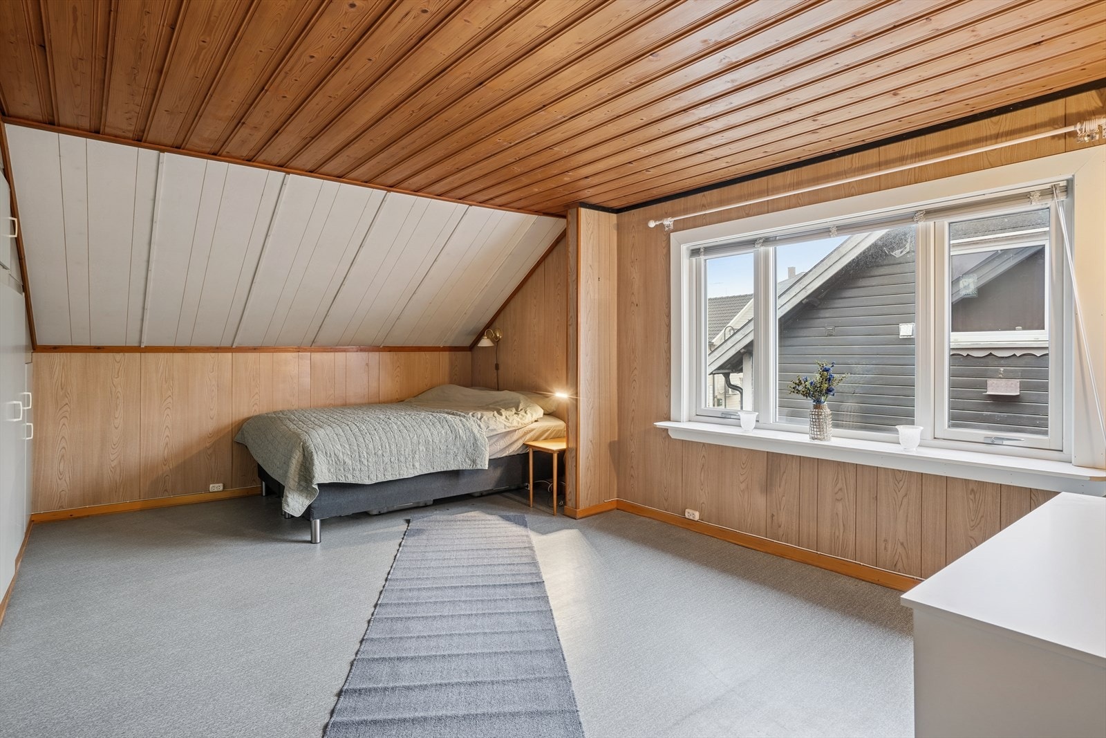 Soverom I har god plass til seng og nattbord, og det er innebygde skaper i veggene som gir godt med oppbevaringsplass. Galleribilde