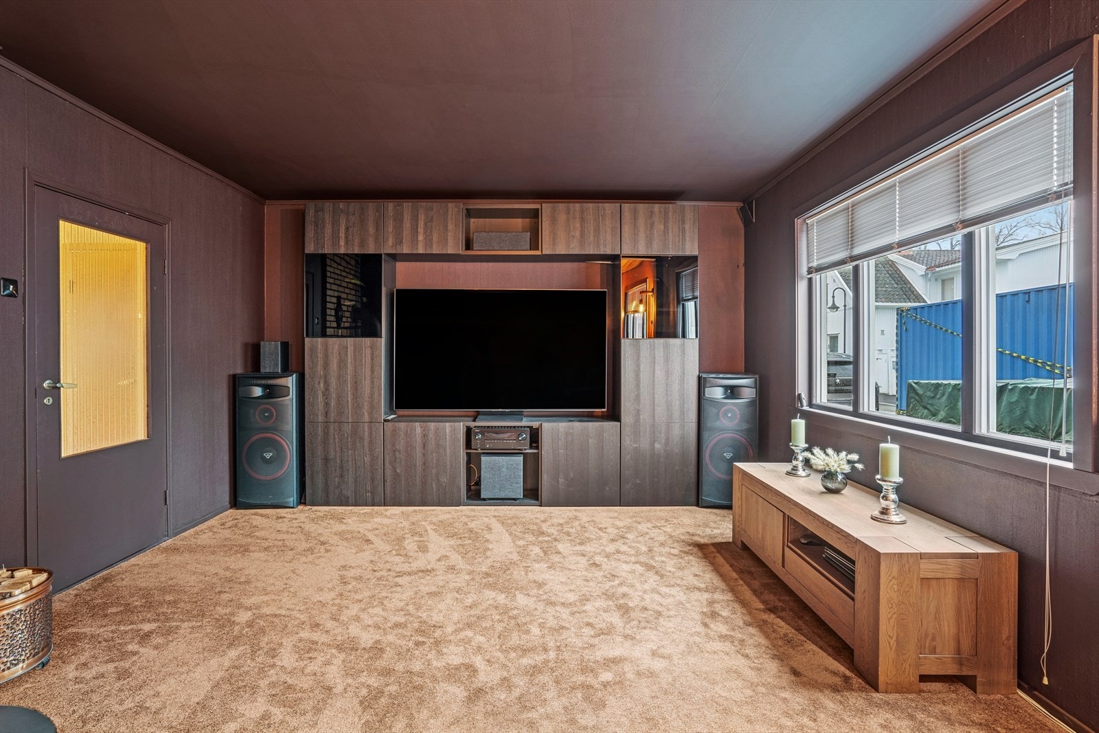 Stuen har en naturlig inndeling for to soner. Galleribilde