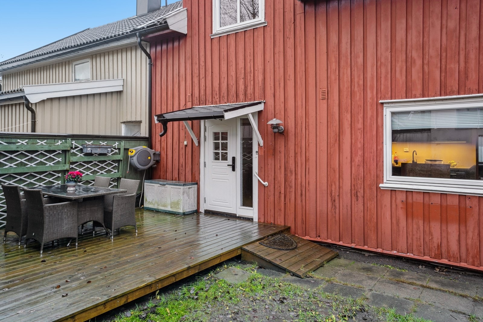 Adkomst til eiendommen er via en gruset gårdsplass som fører til en treplatting på 19 kvm med et overbygd inngangsparti. Galleribilde