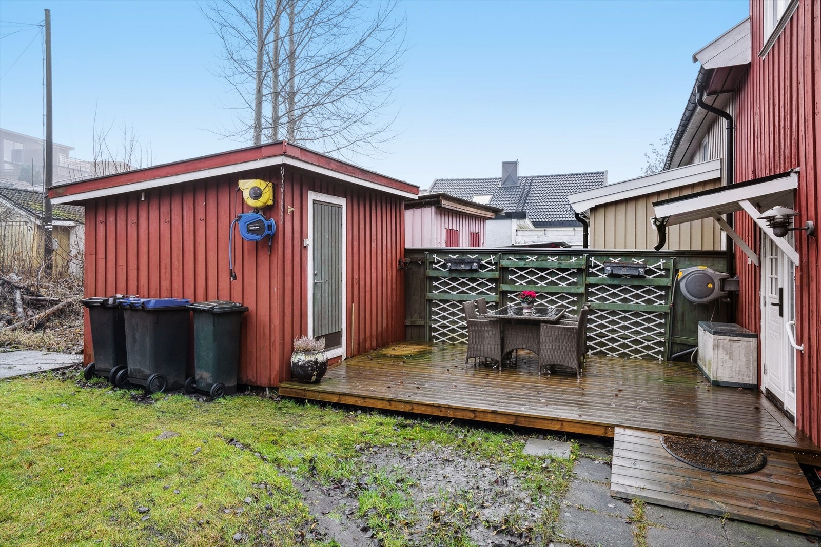 Eneboligen ligger på en flat tomt som er opparbeidet med hage og noe beplantning. Galleribilde