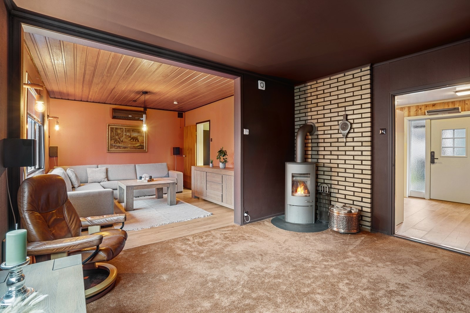 I stuen er det en peis og varmepumpe som gir godt med varme på kalde høst- og vinterdager. Galleribilde