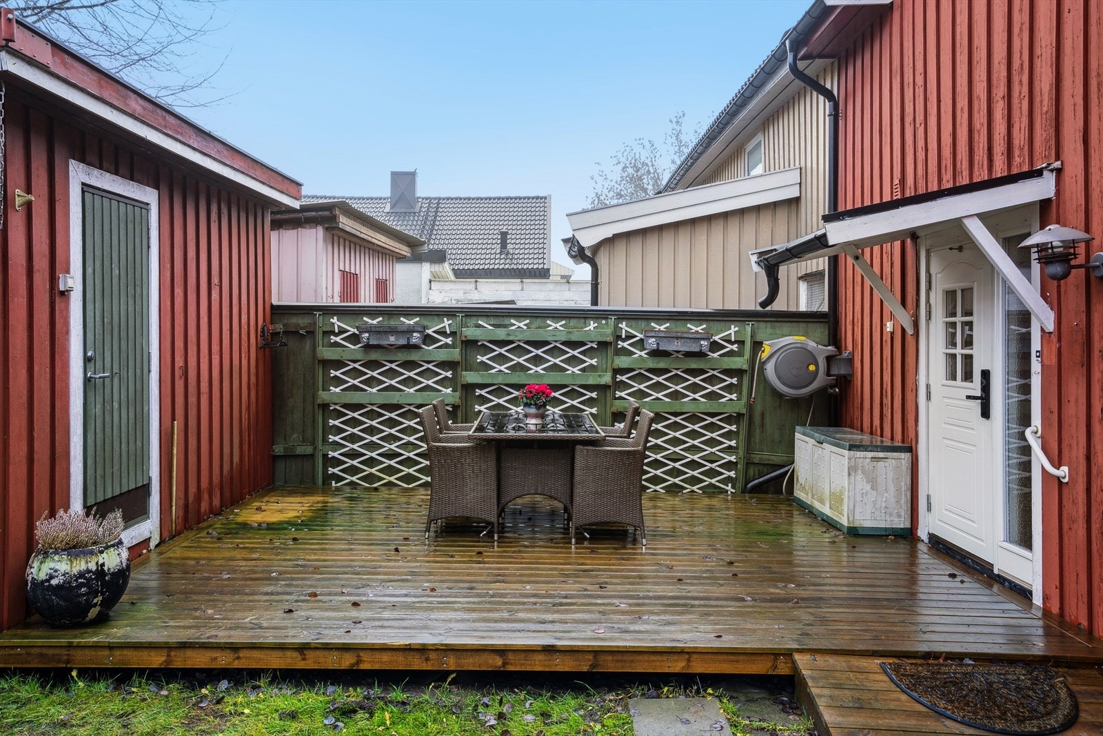 En enebolig i et rolig og etablert nabolag med eneboliger og trehus. Galleribilde