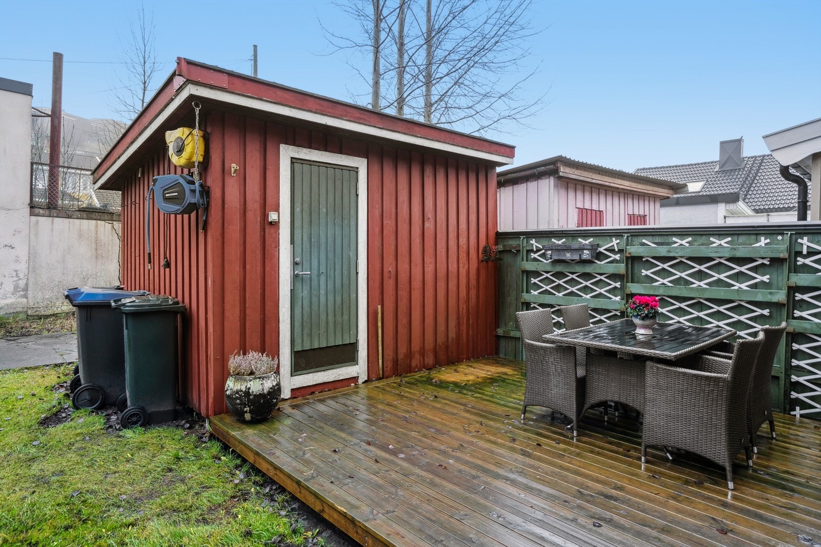 Det er kort vei til sentrum, dagligvare og offentlig kommunikasjon, samt barneskole, barnehager, ungdomsskole, videregående skole. Galleribilde