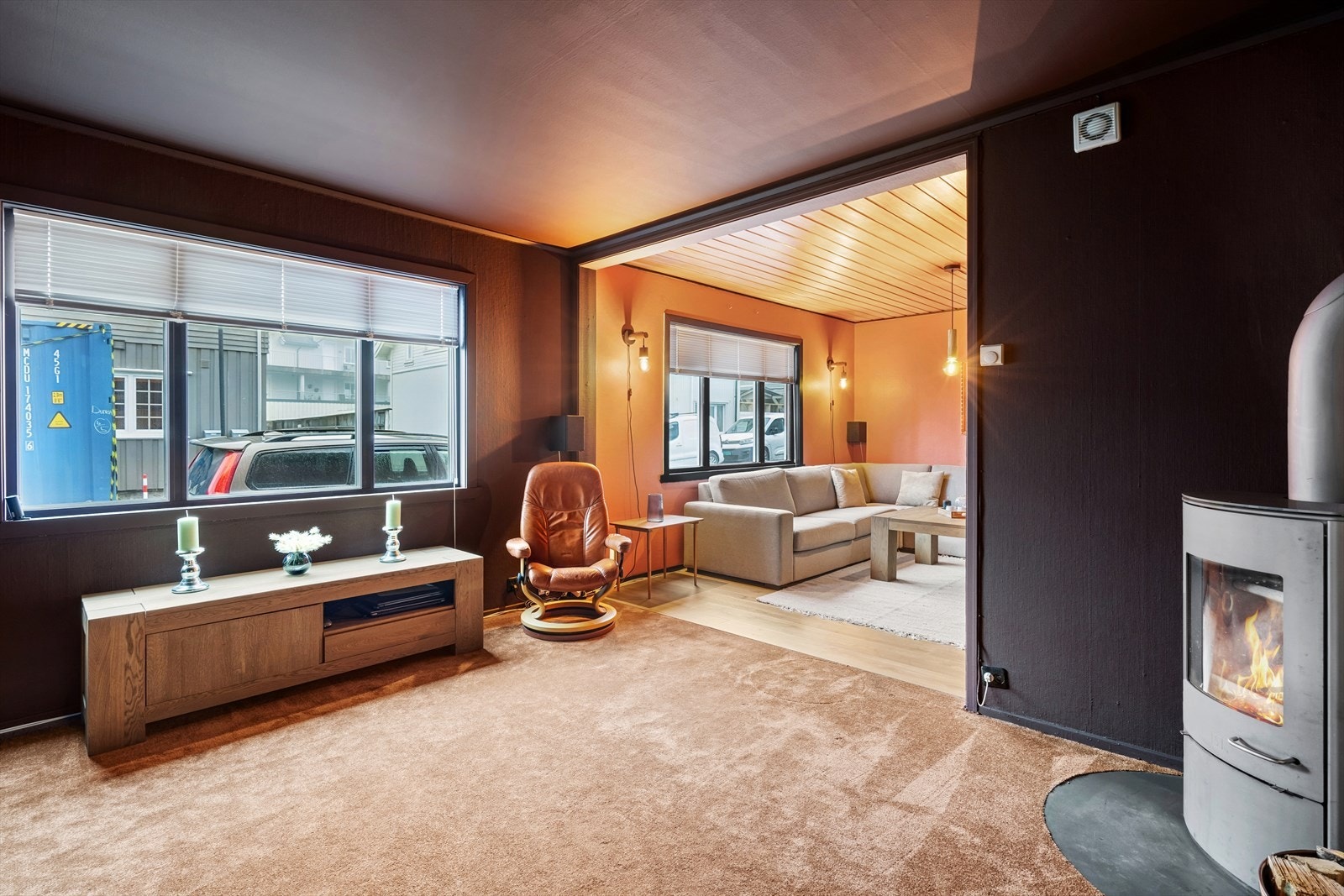 De store vindusflatene sørger for godt med naturlig lys, noe som skaper en god atmosfære. Galleribilde