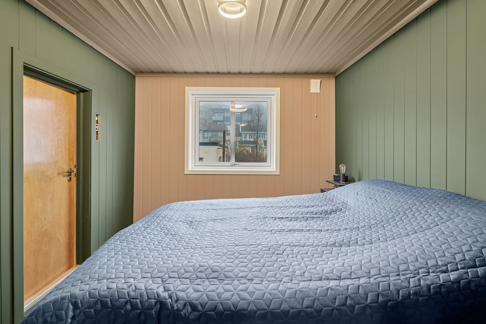 Soverom II har god plass til seng, nattbord og øvrig ønsket møblement. Galleribilde