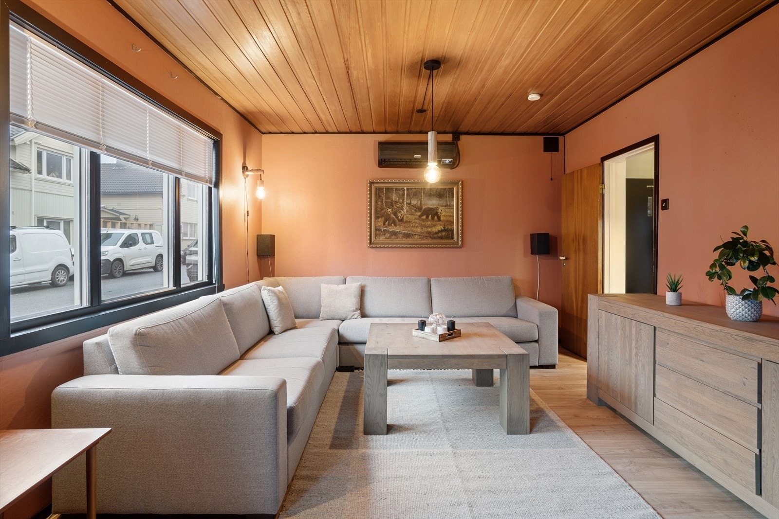 Stuen er romslig med flere møbleringsmuligheter. Galleribilde