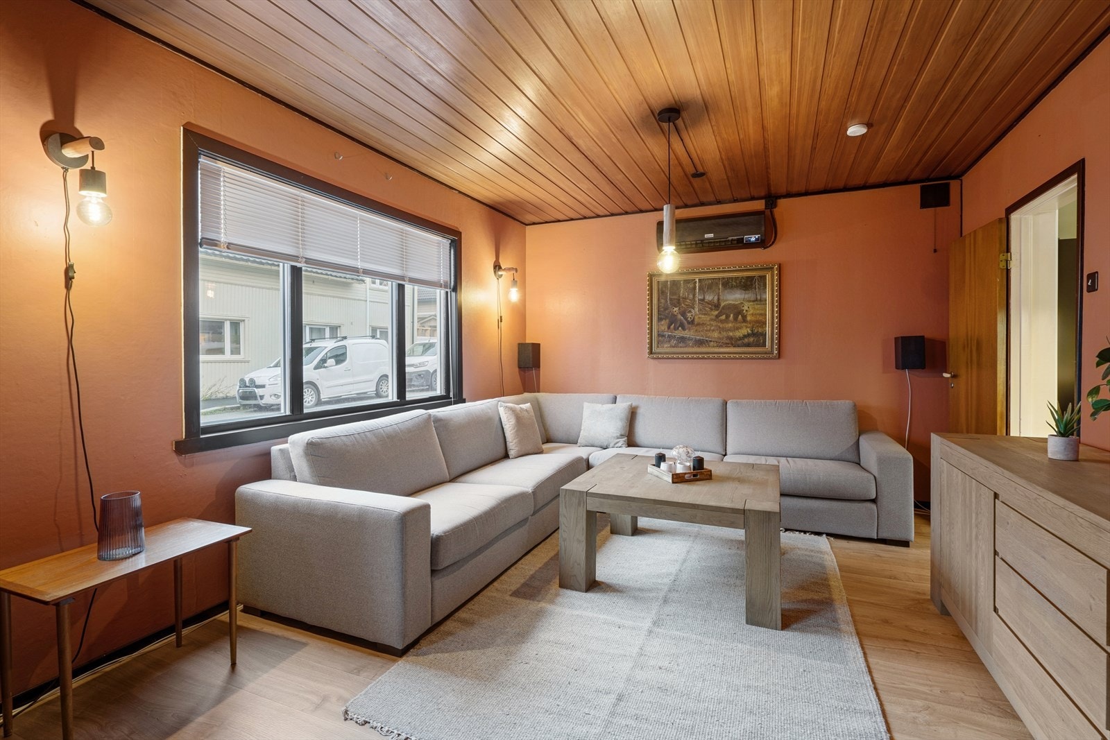 Det er god plass til sofa, TV-møblement, spisegruppe og øvrig ønsket møblement. Galleribilde