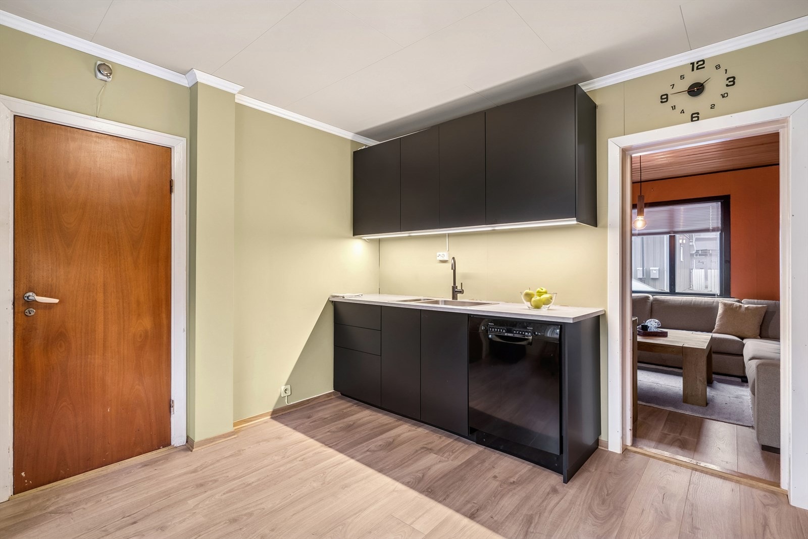 Kjøkkenet er utstyrt med komfyr med platetopp, kjøl/fryseskap, oppvaskmaskin og avtrekksvifte. Galleribilde