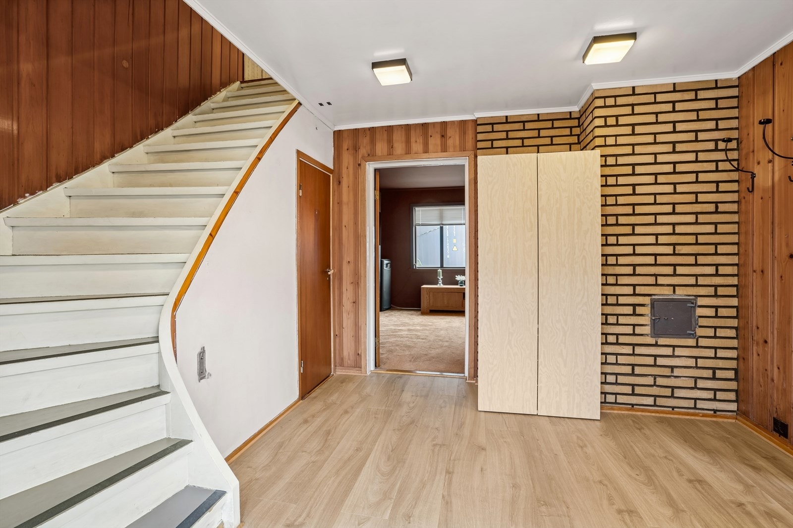 Du ønskes velkommen inn i en romslig entré med god plass til ytterklær og sko. Fra entréen har du tilgang til kjøkkenet, stuen og wc. Galleribilde