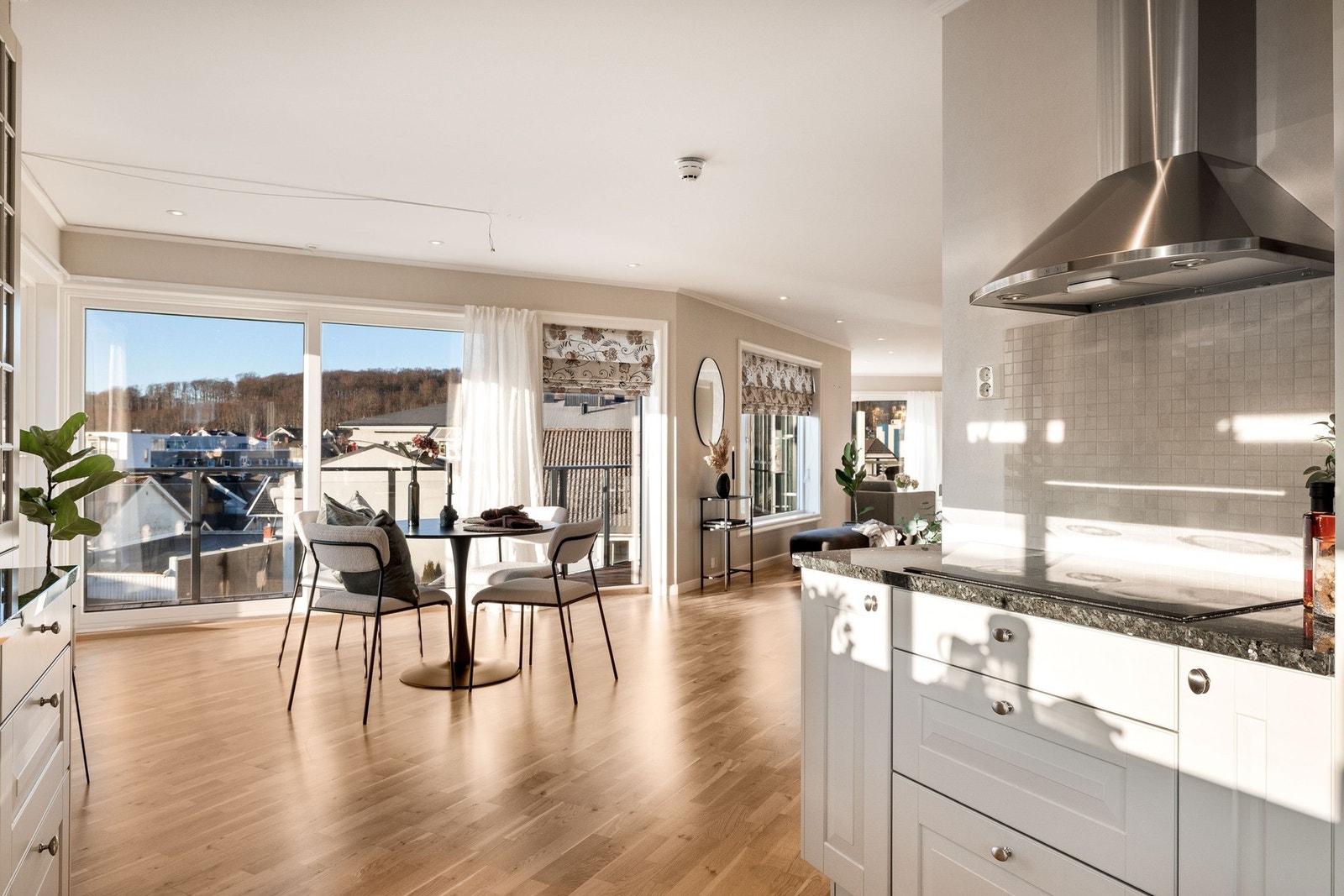 Selv med åpen løsning ligger kjøkkenet noe tilbaketrukket fra deler av stuen. Galleribilde