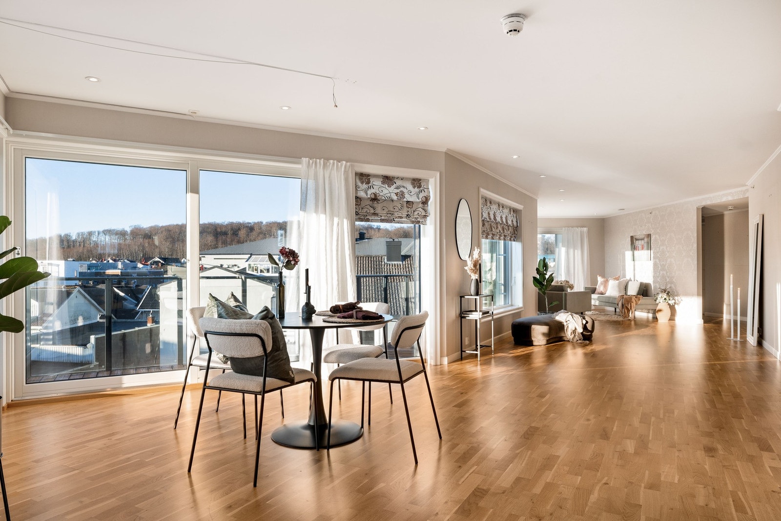 Med flere skyvedører og store vindusløsninger får stuen massevis av dagslys og en luftig atmosfære. Galleribilde