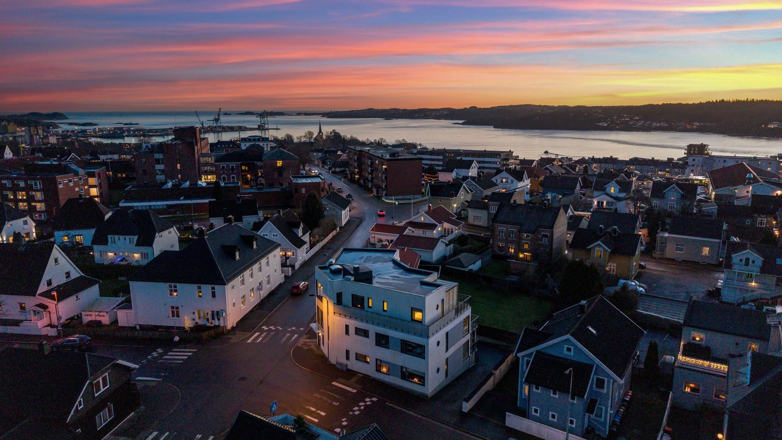 Leiligheten ligger utmerket til som den eneste i toppetasjen, i et bygg fra 2014. Galleribilde