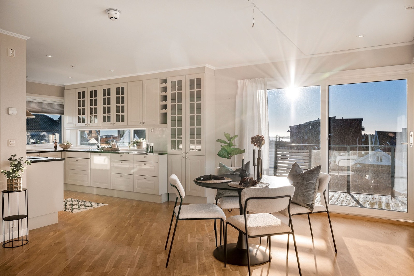 Den åpne kjøkkenløsningen gjør at man kan lage mat og være sosial på samme tid. Galleribilde