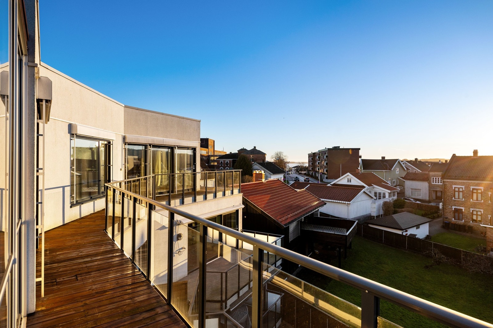 Rundt så godt som hele leiligheten er det en terrasse på hele 62 kvm, så her finnes det alltid en plass i solen. Galleribilde