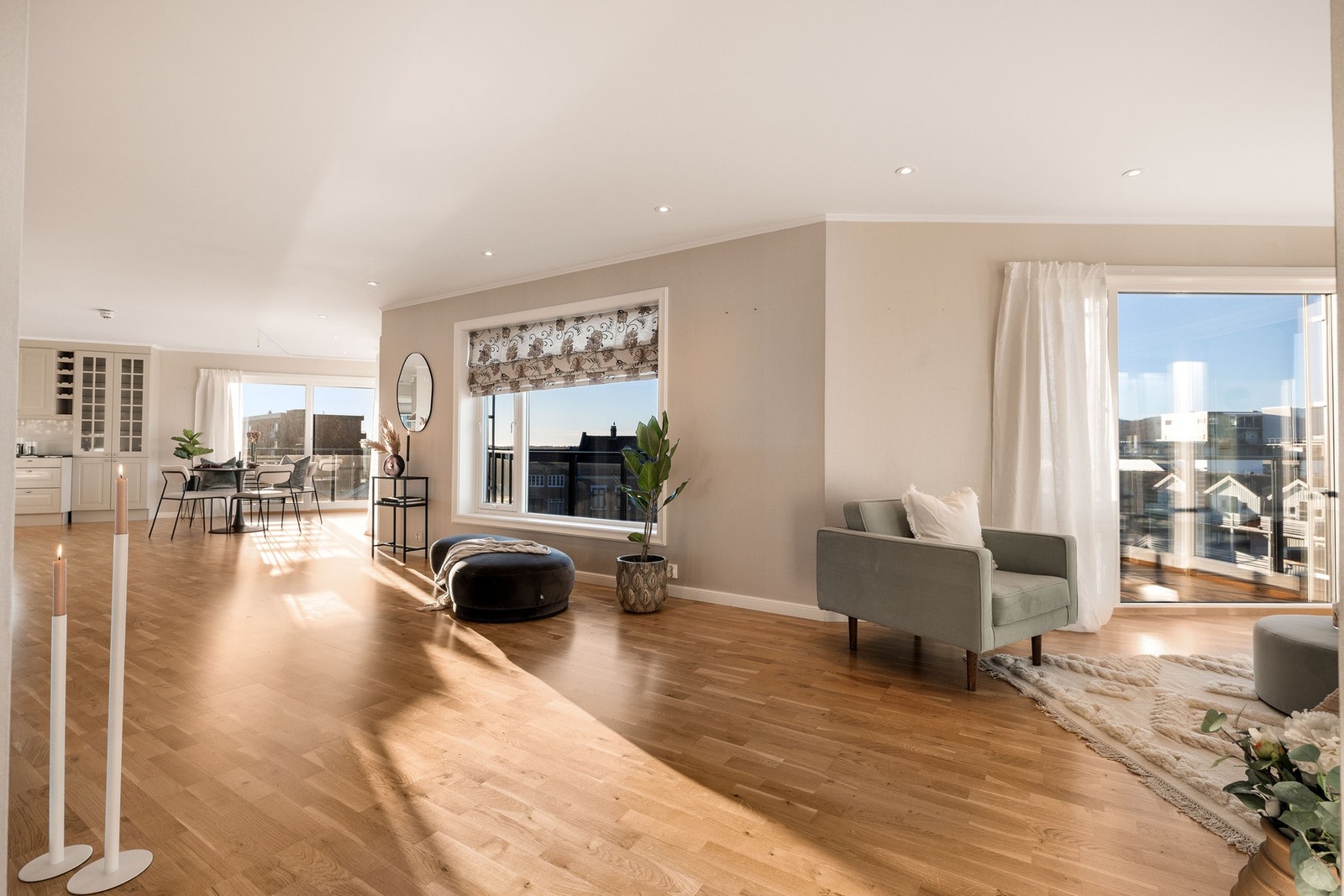 Stuen er romslig og har god plass til flere sittegrupper. Galleribilde