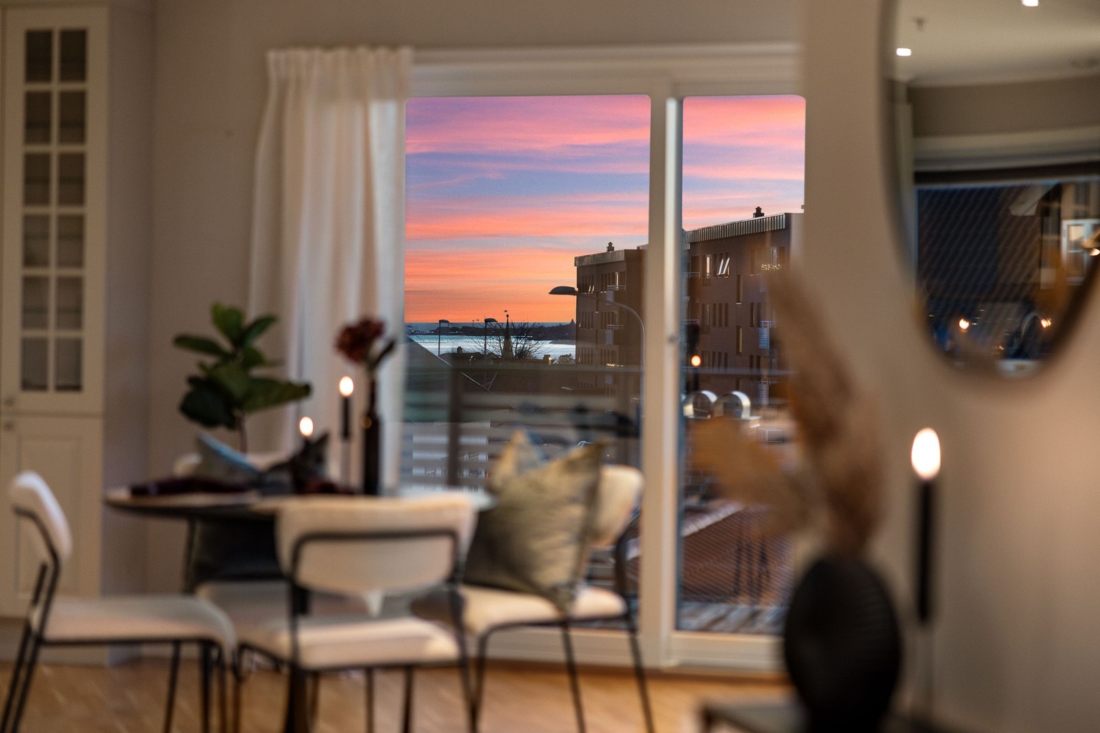 Både inne og ute kan en se utover sjø, bebyggelse og buktende åskammer. Galleribilde