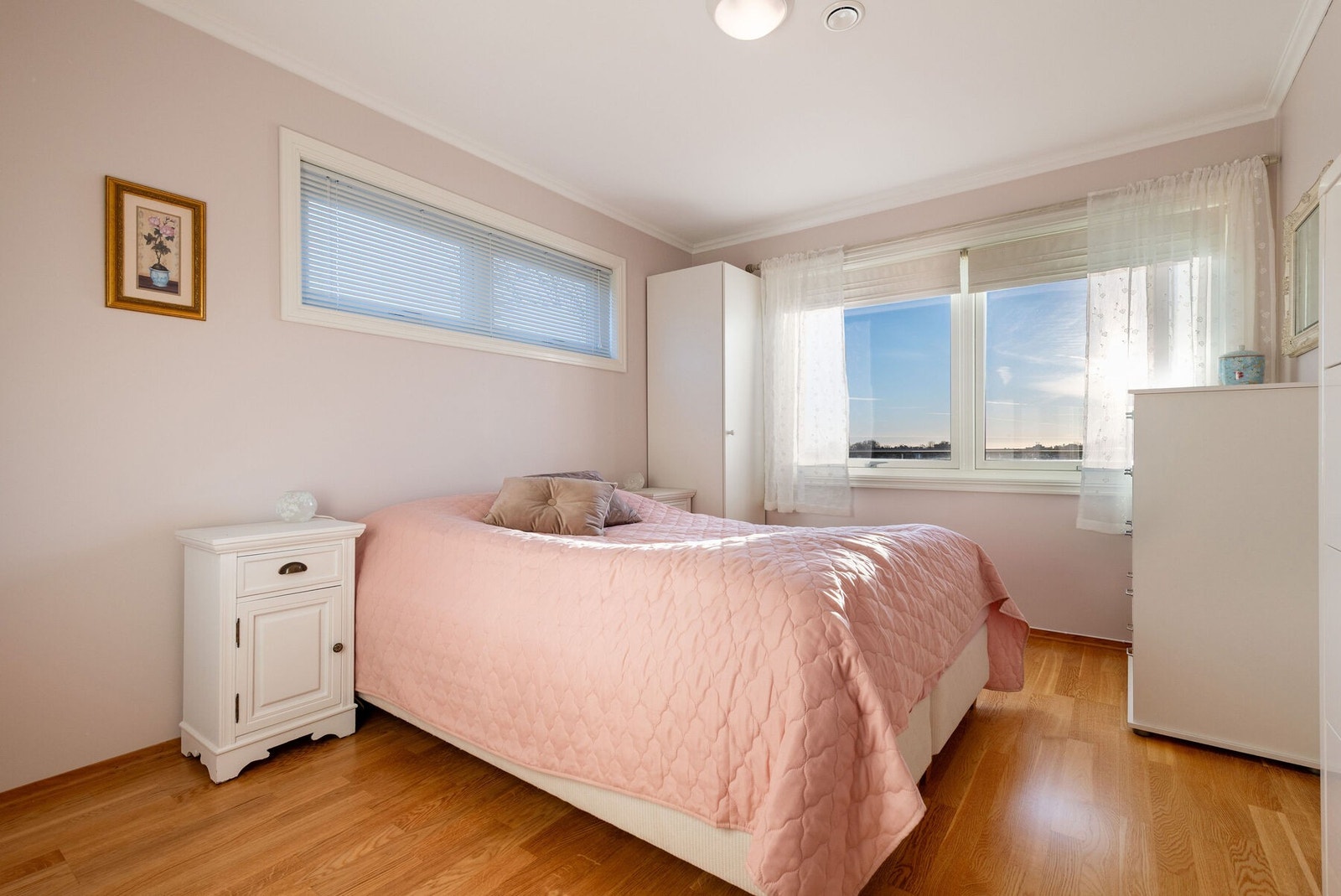 Hovedsoverom med god plass til dobbeltseng og garderobe. Galleribilde