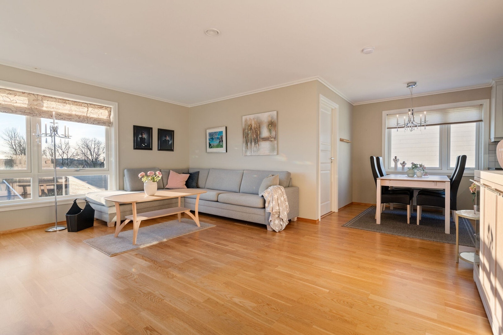 Stue med utgang til balkong. Galleribilde