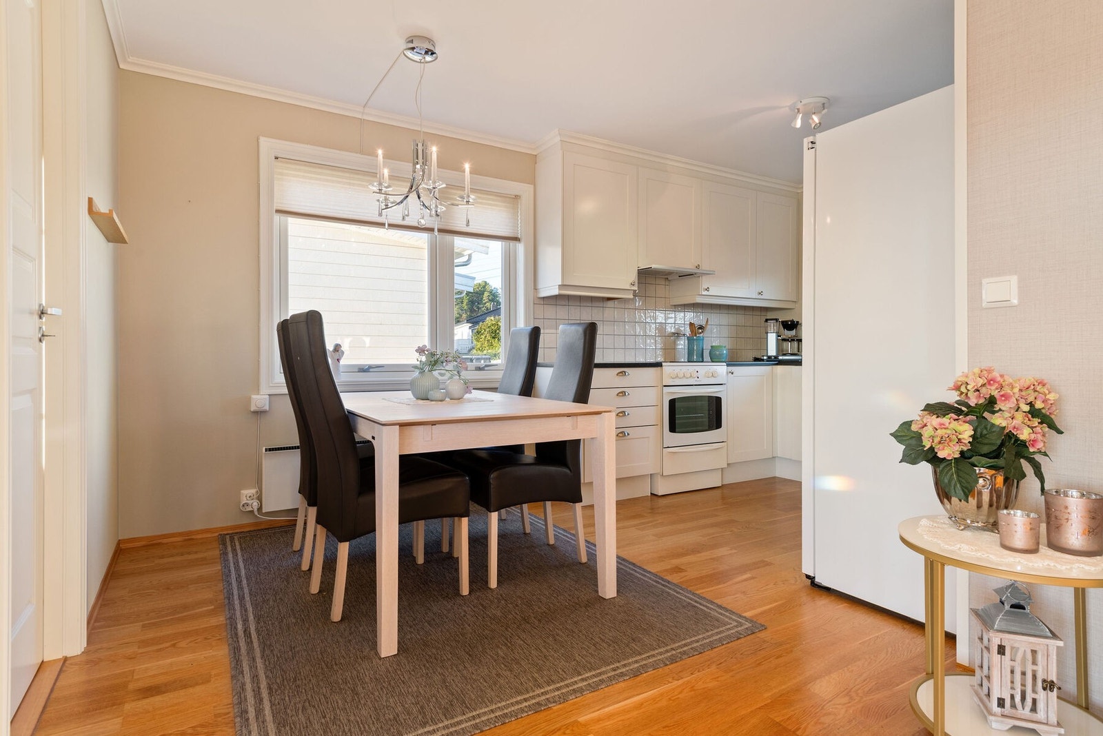 Spisestue i tilknytning til kjøkken. Galleribilde