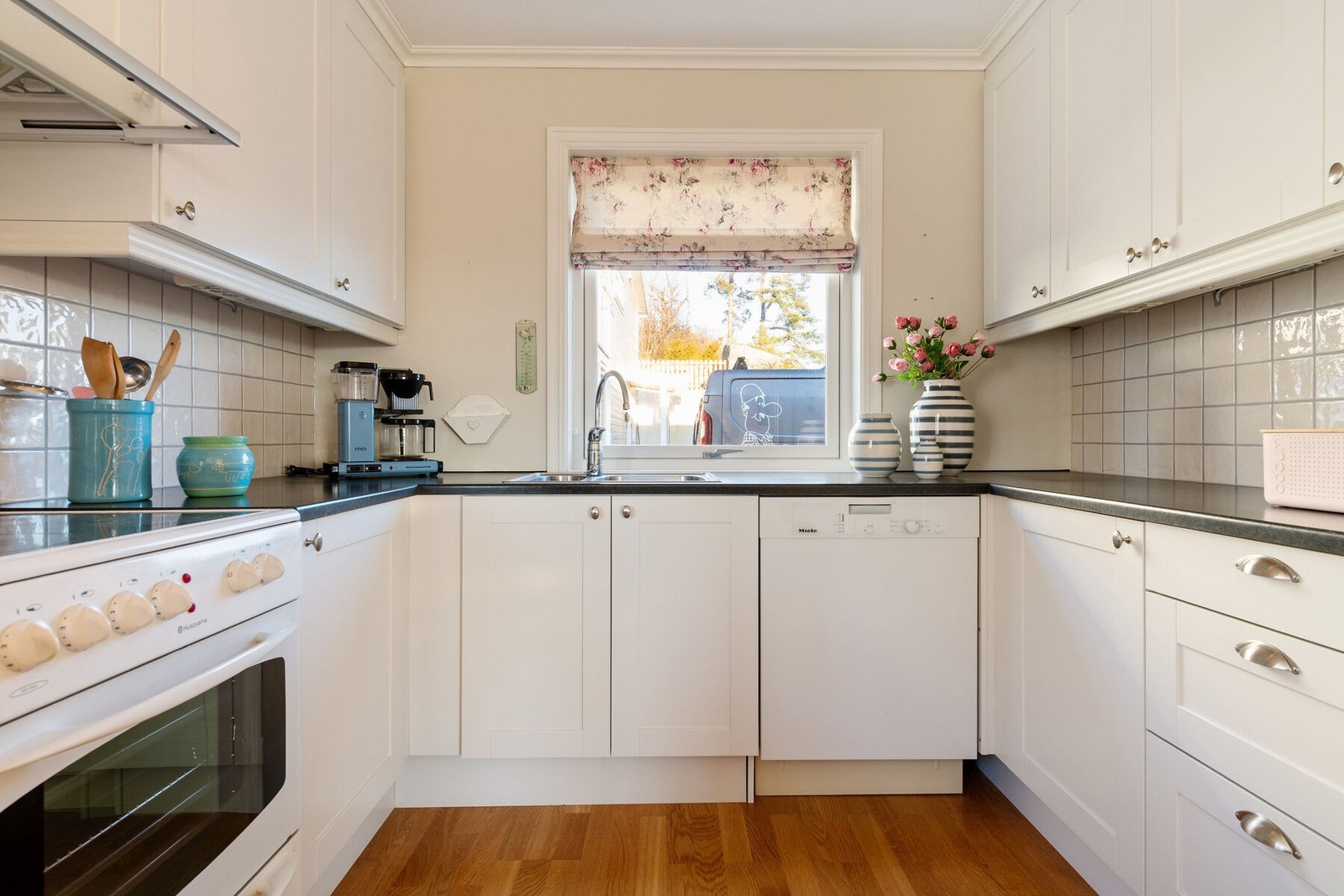 Kjøkkenet har godt med skap- og benkeplass og ligger delvis åpent mot stuen/spisestuen. Galleribilde