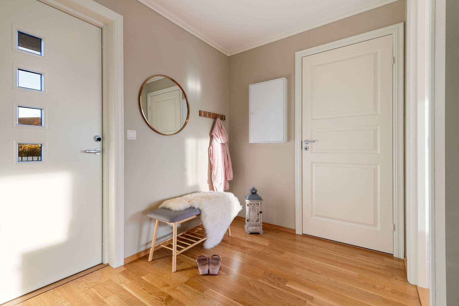 Entre med dør til innebod. Galleribilde