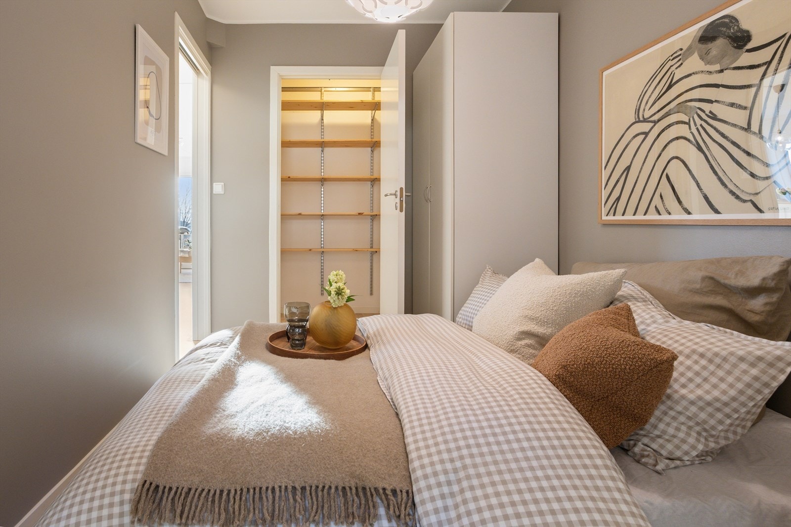 Soverom 2 har gode oppbevaringsmuligheter. Galleribilde