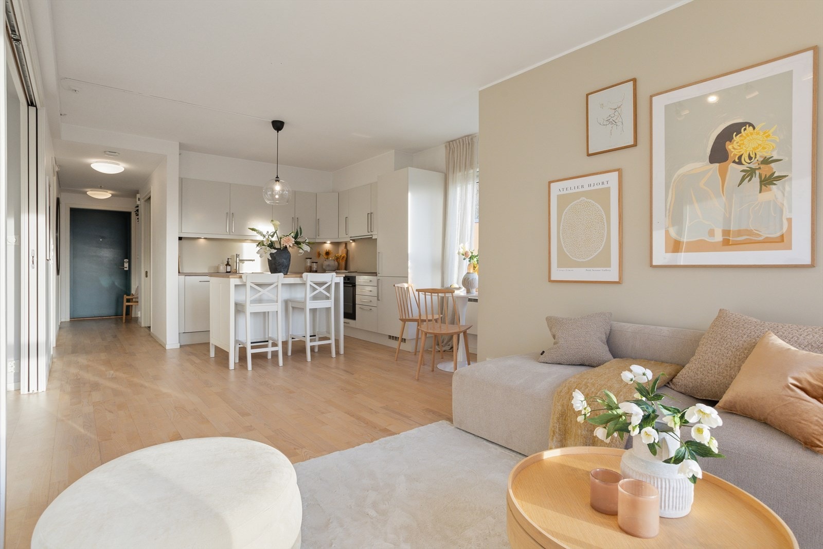 Den åpne løsningen mot kjøkkenet gir en romslig og sosial sone med god plass til både sofagruppe og spisebord. Galleribilde