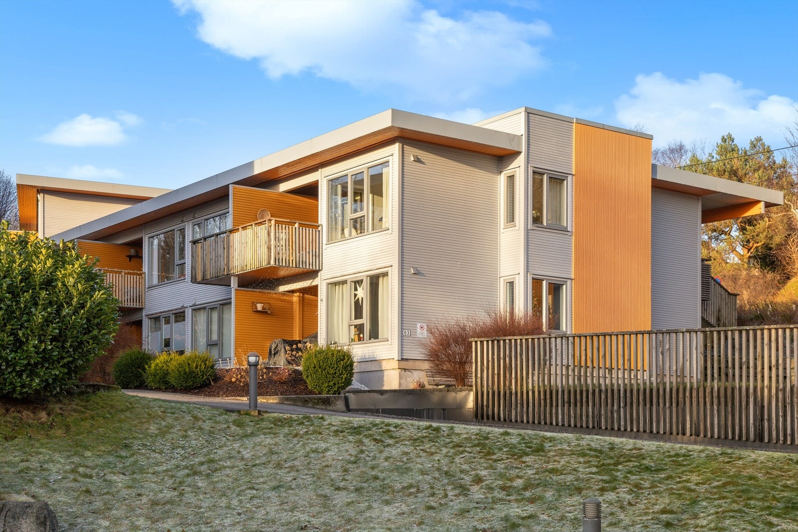 Nærområdet er godt tilrettelagt for både store og små, med grøntarealer og lekeplass i nabolaget, samt gangavstand til barnehage og skole. Galleribilde