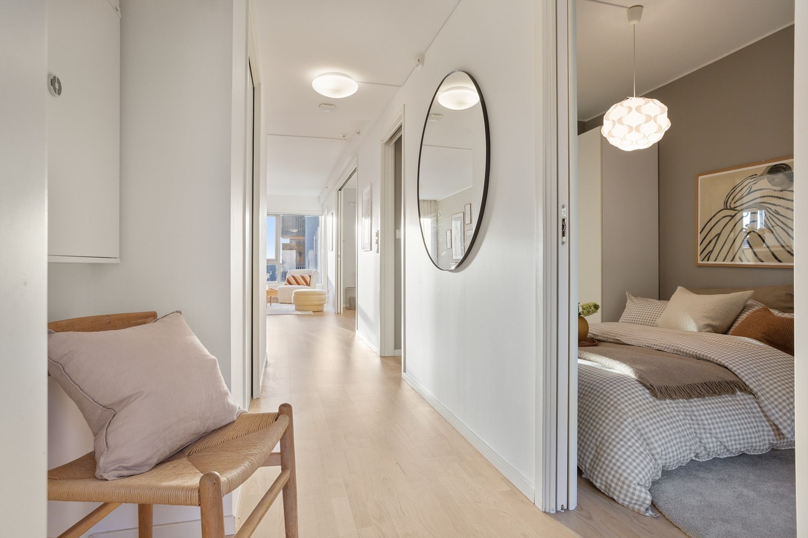 Entréen fungerer som et harmonisk bindeledd mellom boligens ulike soner, og sikrer både god flyt og enkel tilgang til hjemmets øvrige rom. Galleribilde