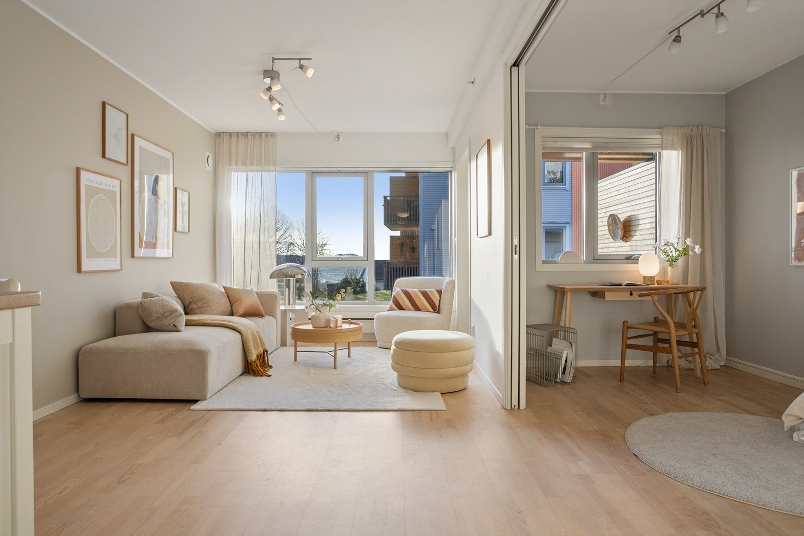 Store vindusflater som slipper inn rikelig dagslys og skaper en behagelig atmosfære. Galleribilde