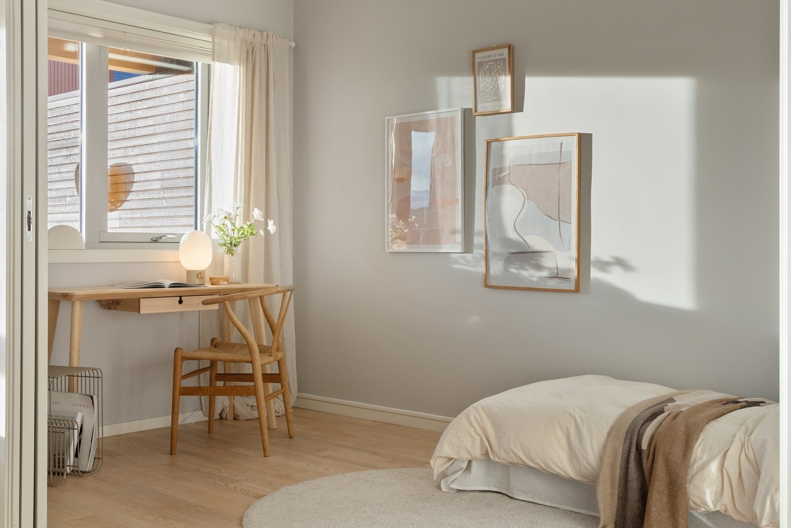 Store vindusflater slipper inn rikelig med dagslys og skaper en lys og innbydende atmosfære. Galleribilde