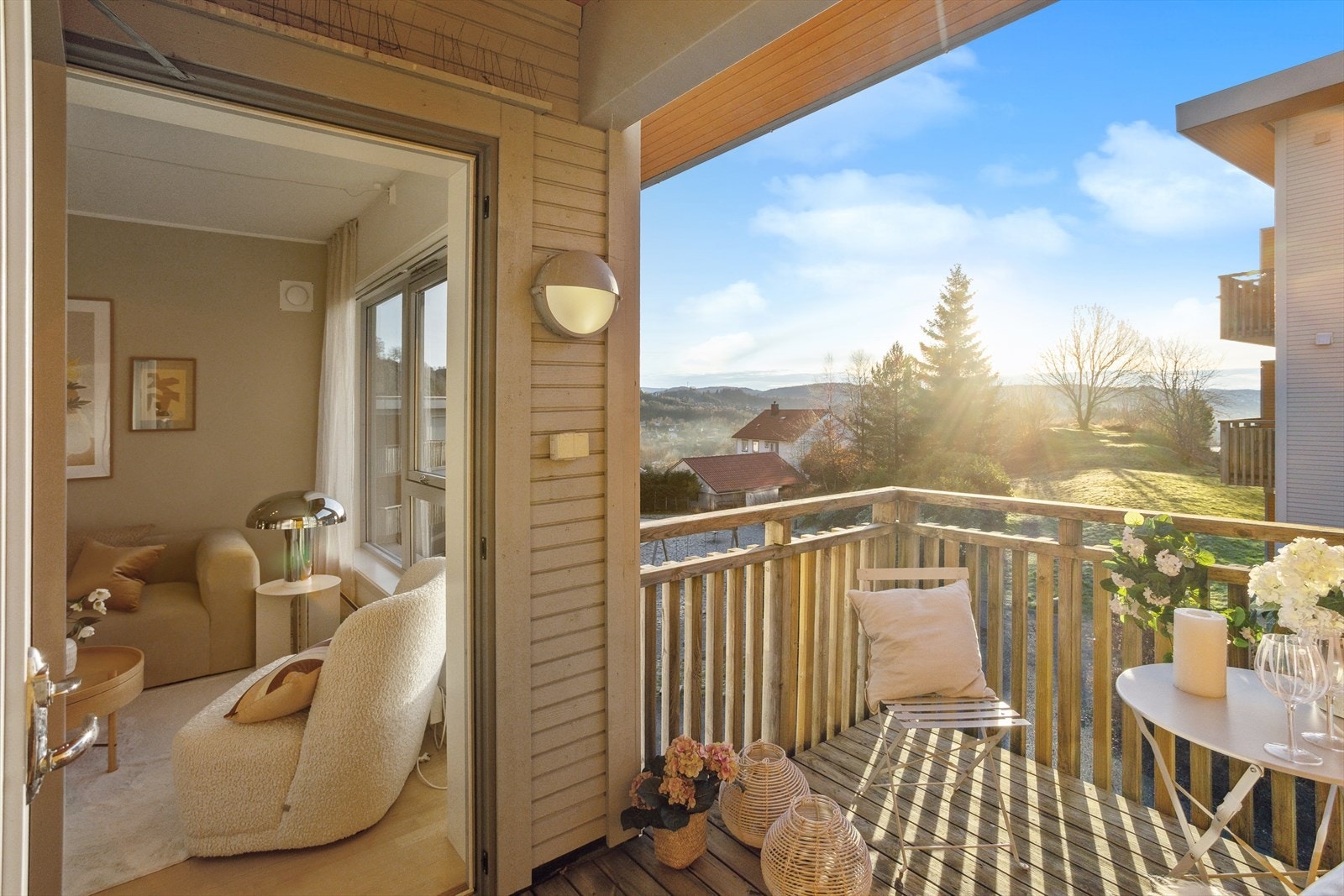 Fra balkongen får du et luftig overblikk mot naturen og nærliggende bebyggelse. Galleribilde