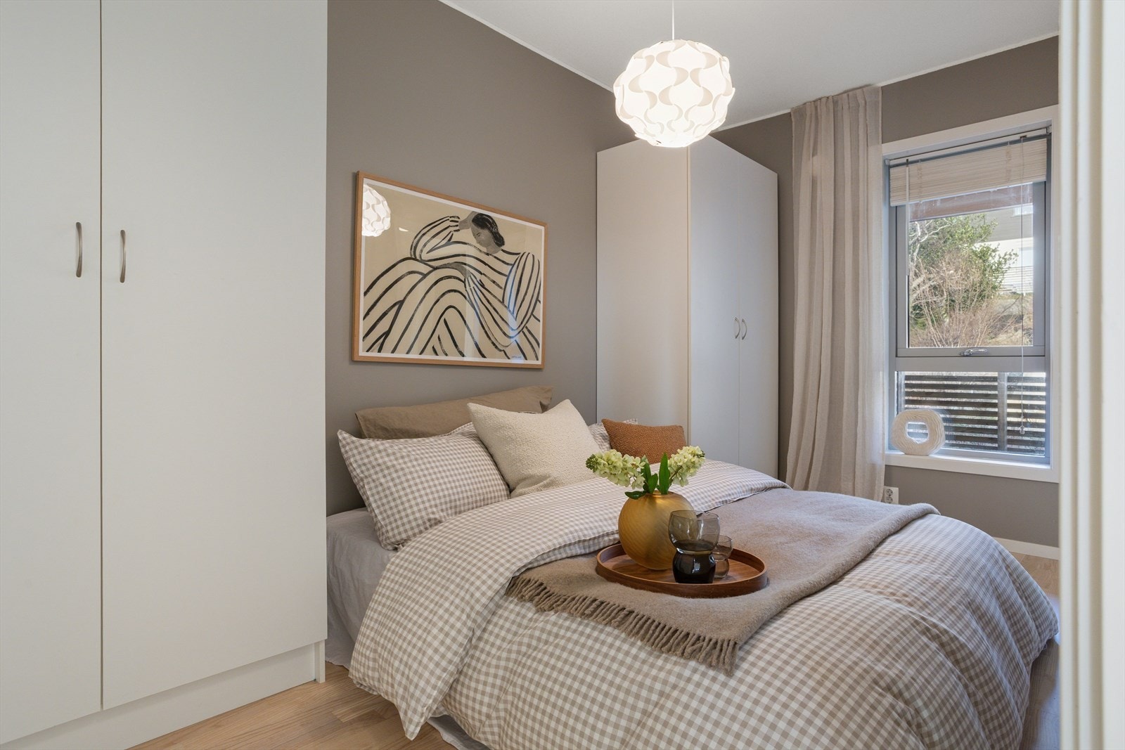 Begge soverommene er malt i lyse, behagelige toner og har parkett på gulv, noe som gir et stilrent og tidløst preg. Galleribilde