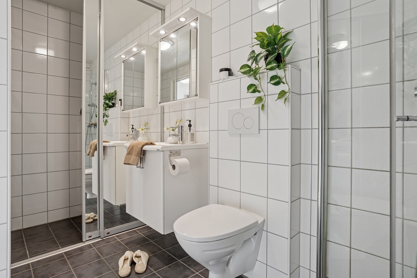 Stilrent bad med smarte løsninger som gir et rent og ordnet preg. Galleribilde