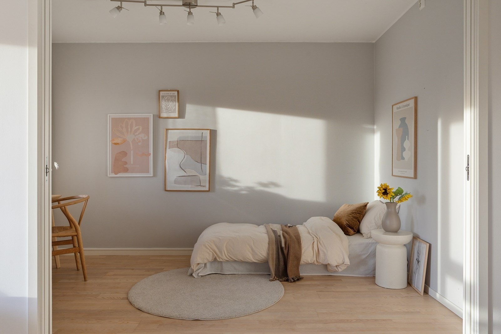 Leiligheten har to romslige soverom med god plass til dobbeltseng og øvrig møblement. Galleribilde