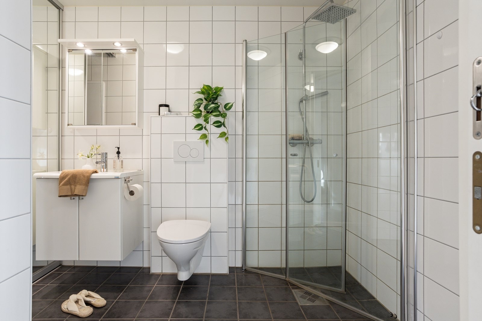 Badet har opplegg for vaskemaskin, servant med innredning, vegghengt toalett og dusj. Varmekabler i gulvet for ekstra komfort. Galleribilde