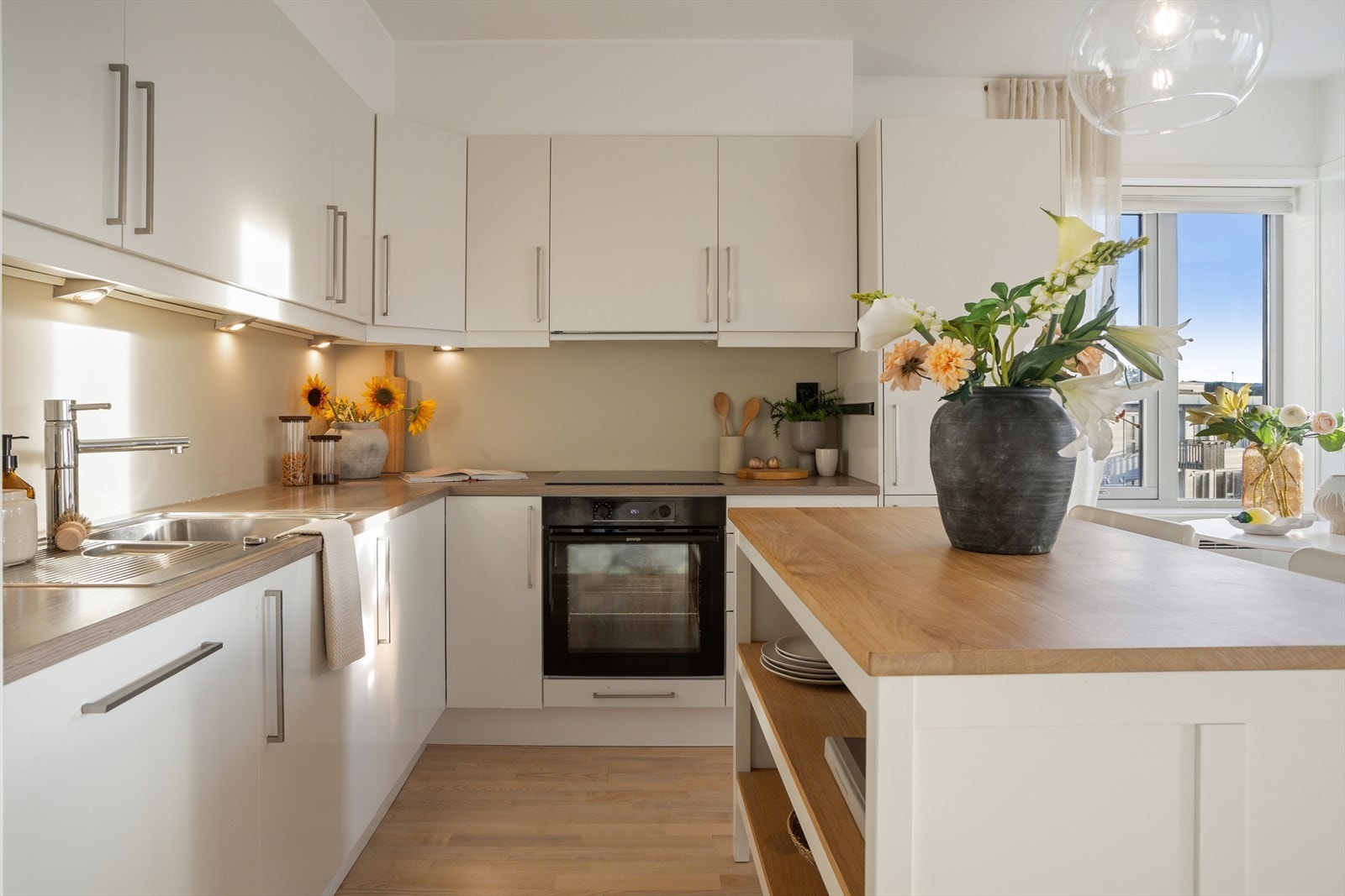 Det er godt utstyrt med integrerte hvitevarer som induksjonstopp, stekeovn, oppvaskmaskin og kjøl/frys, samt ventilator med mekanisk avtrekk. Galleribilde