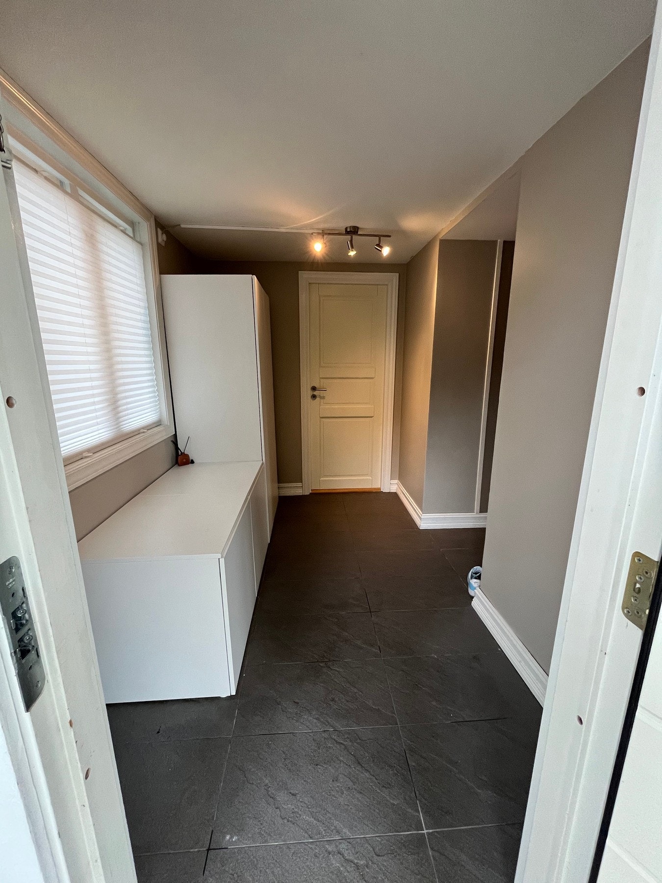 Praktisk entré med flislagt gulv og god adkomst til øvrige rom. Galleribilde