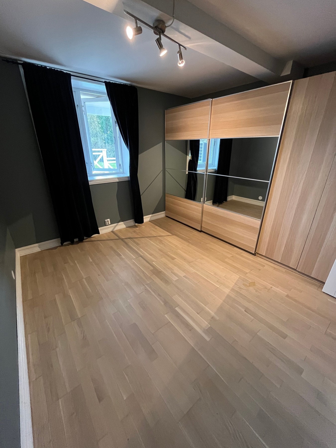 Et romslig soverom med plass til seng og garderobeløsning. Galleribilde