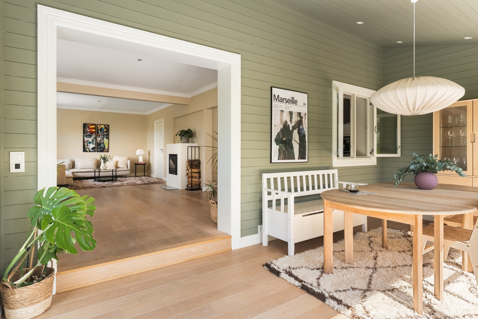 Her er det god plass, enten det er til større samlinger eller hyggelige hverdagsmiddager. Galleribilde