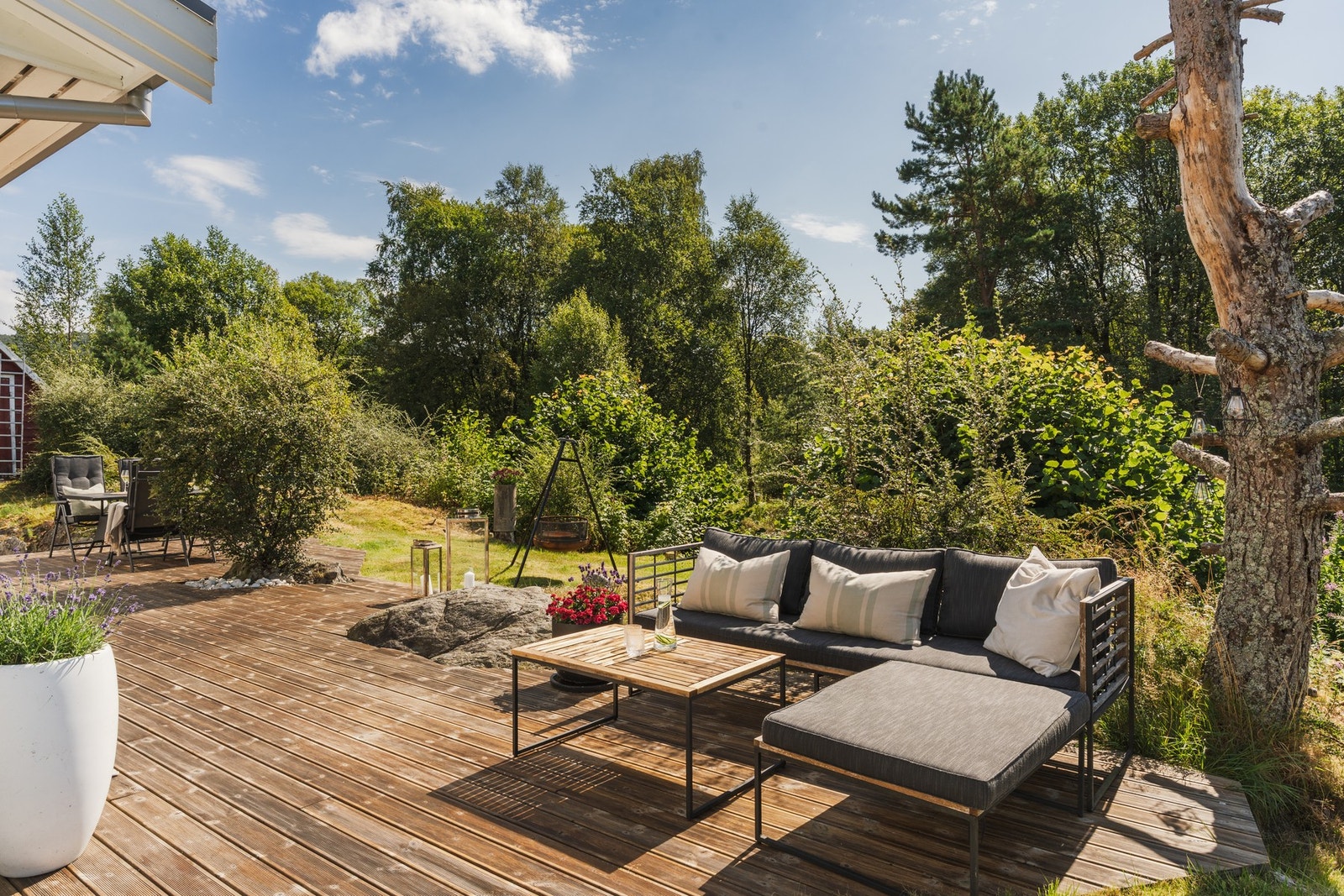 Skjermet uteplass i grønne og rolige omgivelser. Galleribilde