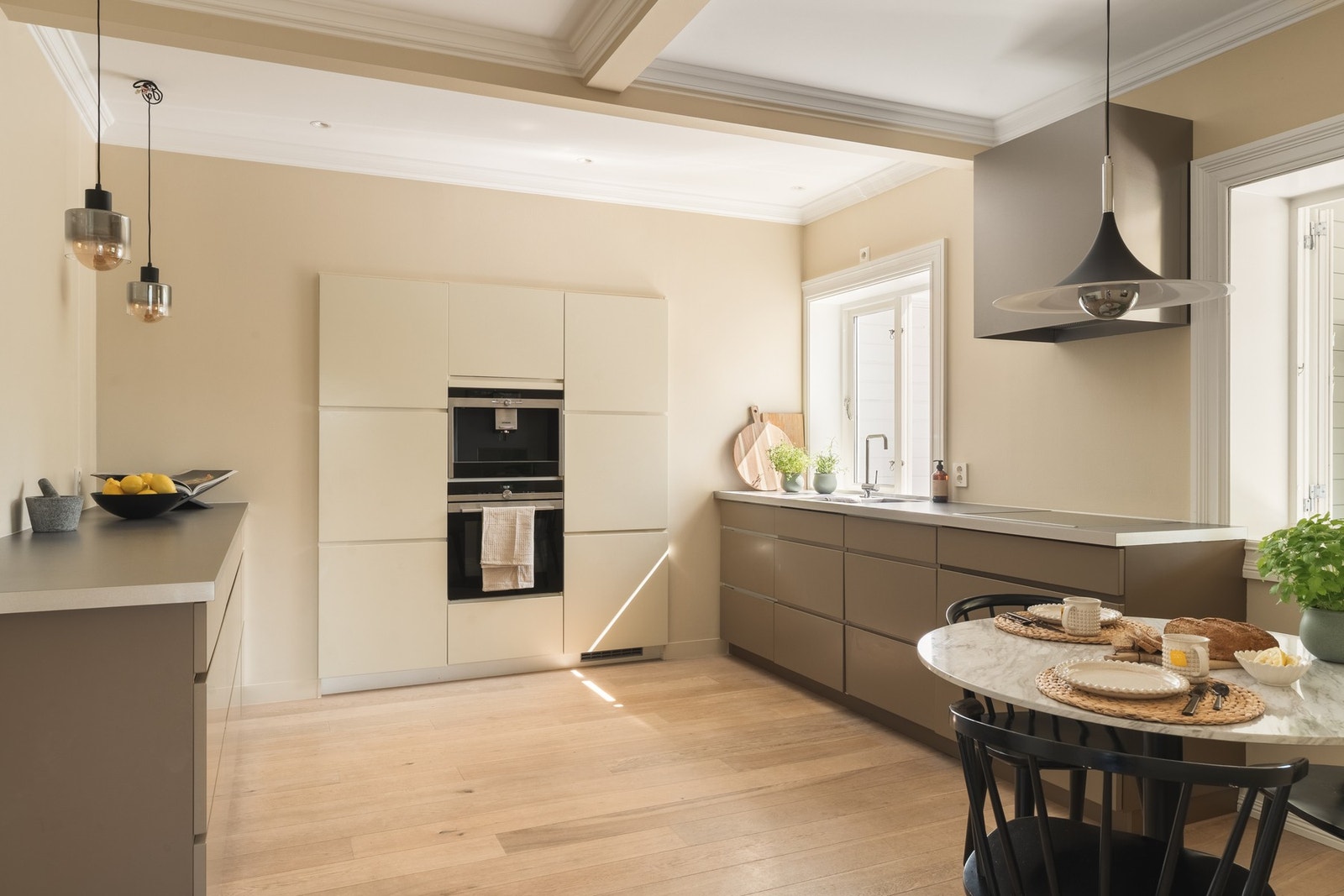 Kvalitets kjøkken fra KVIK med god arbeidsflate for den matglade. Galleribilde