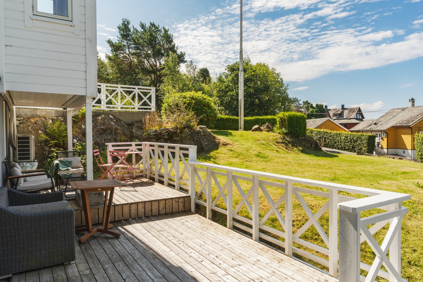 Flere naturlige sittegrupper og en hage som inviterer til lek og moro i trygge omgivelser. Galleribilde