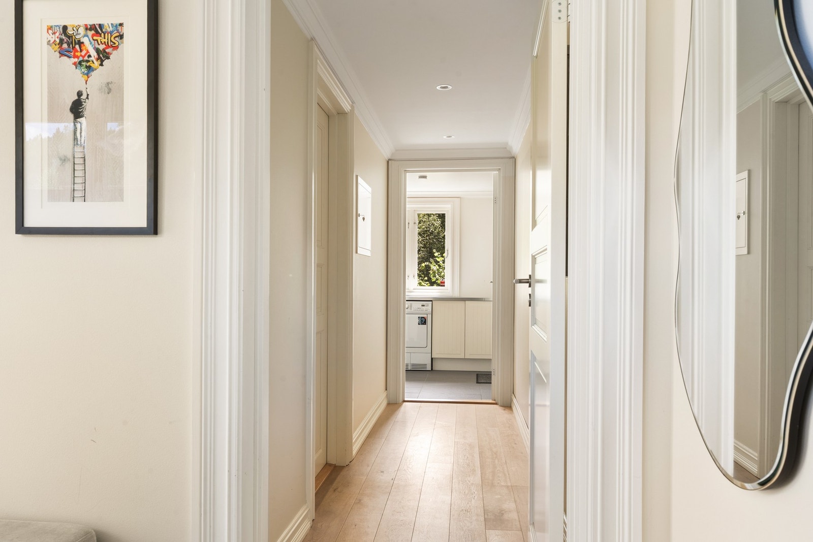 Fra gangen er det kort adkomst til bad og vaskerom. Galleribilde