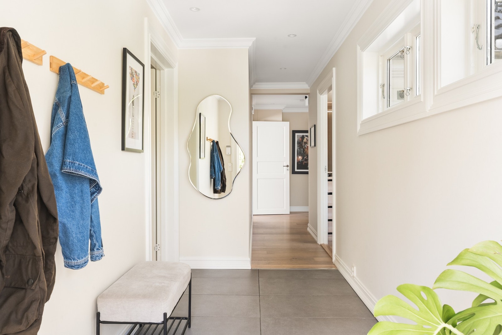 Fra entré kan en henge opp det som skulle trengs av ytterklær. Galleribilde