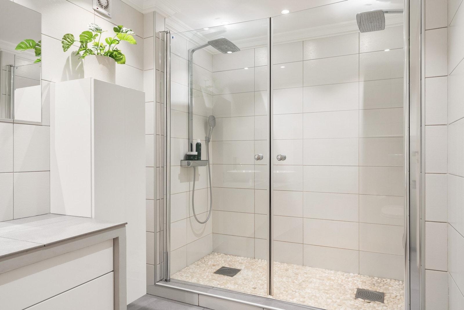 Romslig bad med stor dobbel dusj. Galleribilde